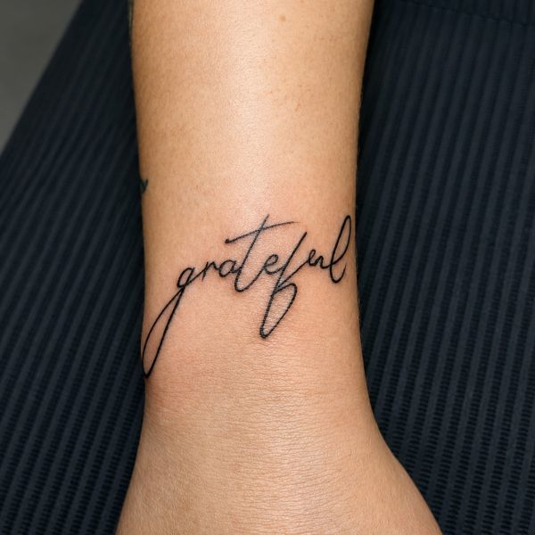 Felirat csuklo tattoo pad – Phoenix Art Design tetoválás