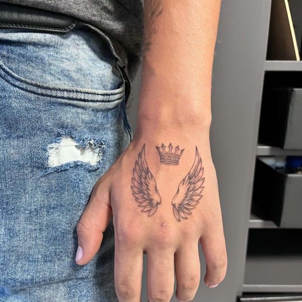 Kezfej szarnyak pad gyoma tetovalas – Phoenix Art Design tetoválás